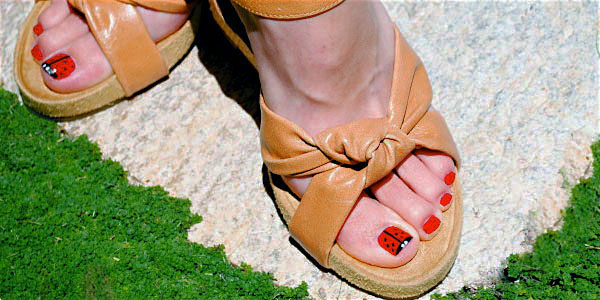 Adorable ladybug toe nail tutorial