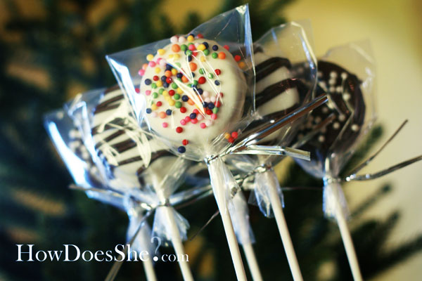 #23 Neighbor Christmas Gift Ideas – Oreo Cookie Suckers
